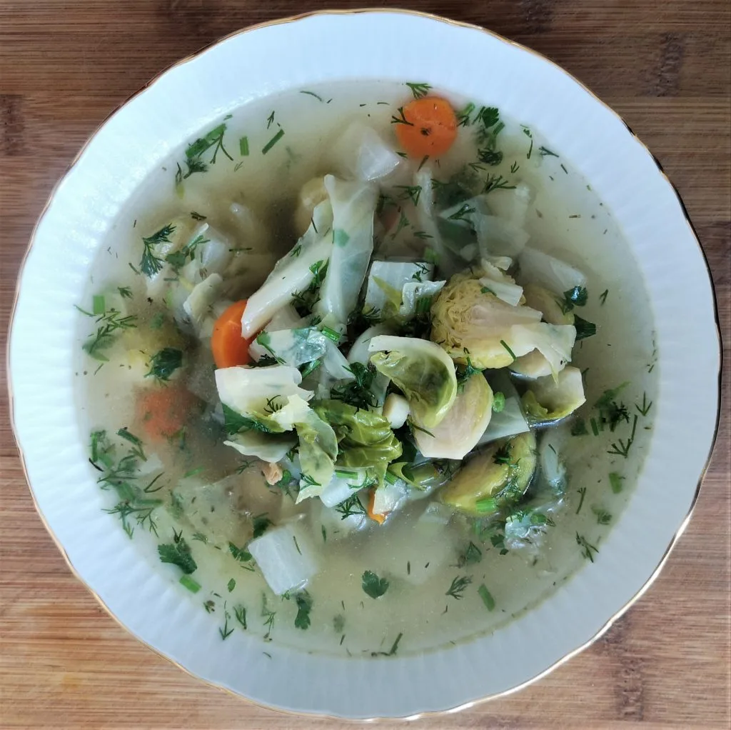 Zdjęcie zupy z warzyw kapustnych na detoks wątroby