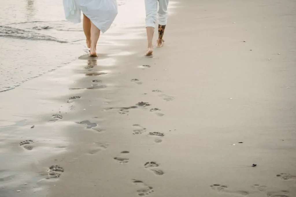 Zdjęcie pary idącej po plaży